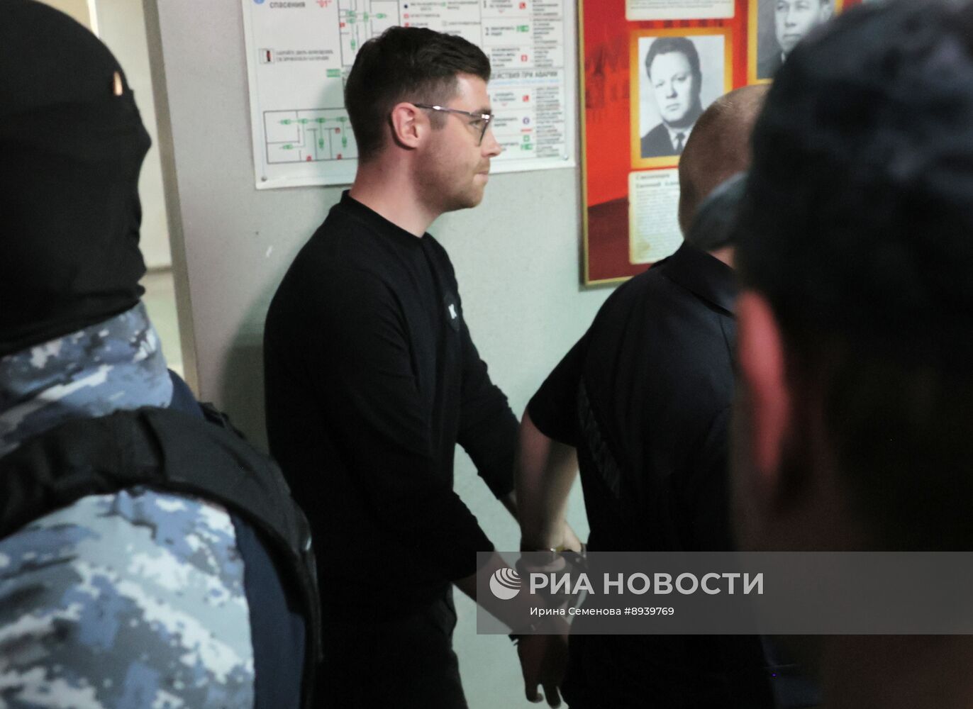 Заседание суда по делу редактора URA.RU Д. Аллаярова