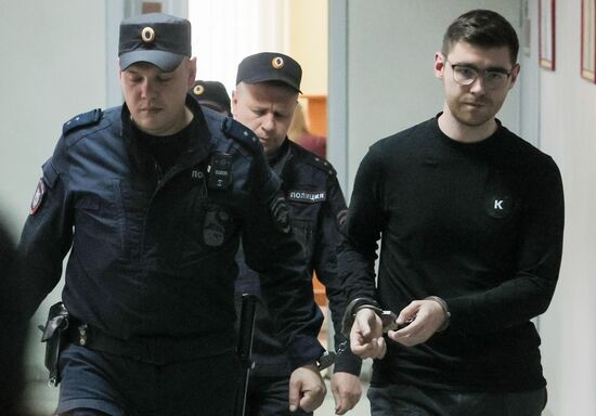 Заседание суда по делу редактора URA.RU Д. Аллаярова