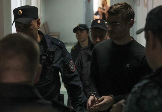 Заседание суда по делу редактора URA.RU Д. Аллаярова