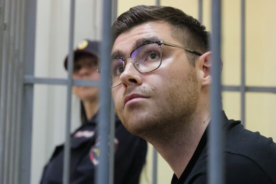 Заседание суда по делу редактора URA.RU Д. Аллаярова