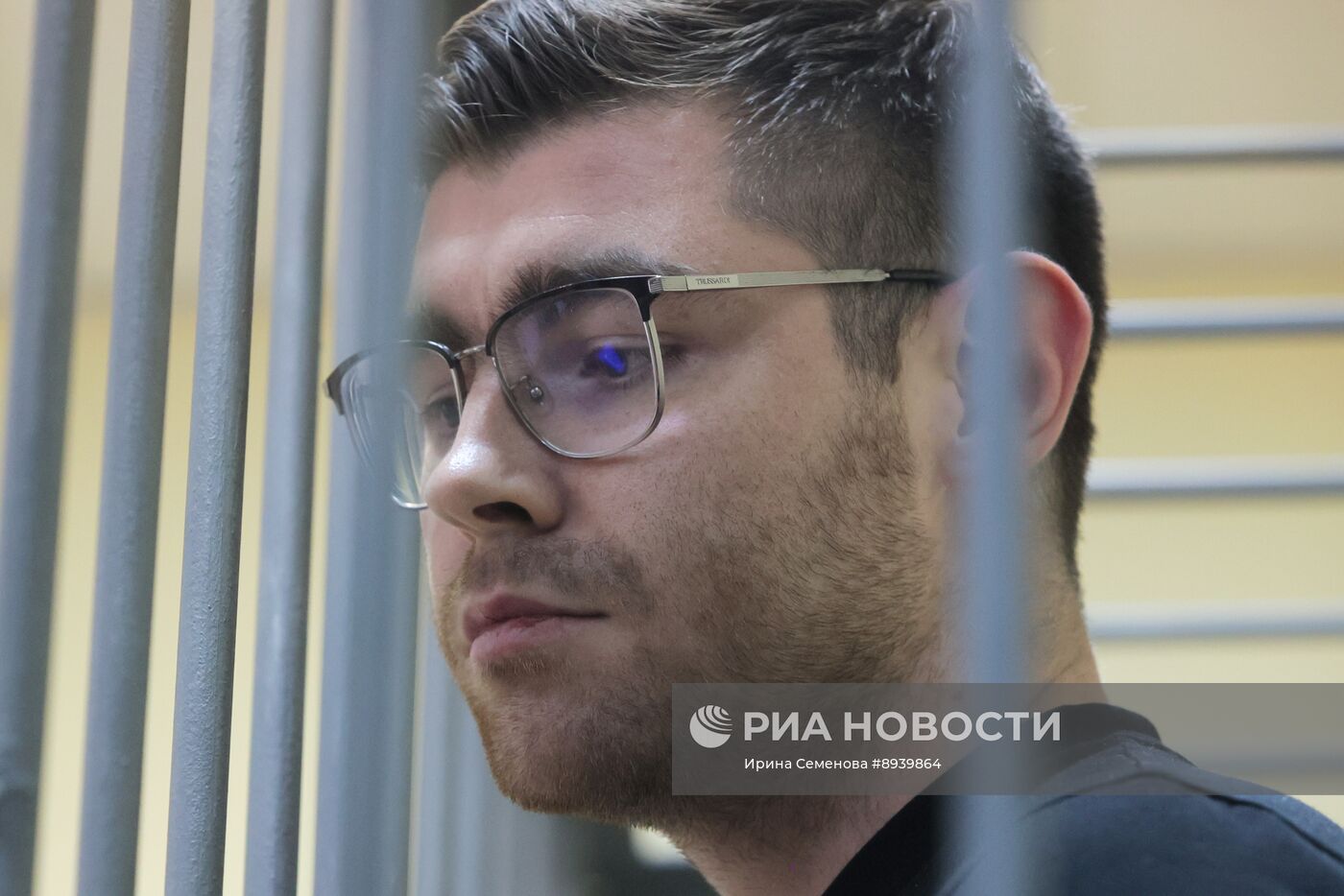 Заседание суда по делу редактора URA.RU Д. Аллаярова