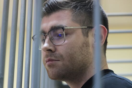 Заседание суда по делу редактора URA.RU Д. Аллаярова