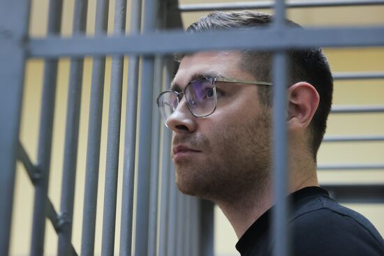 Заседание суда по делу редактора URA.RU Д. Аллаярова