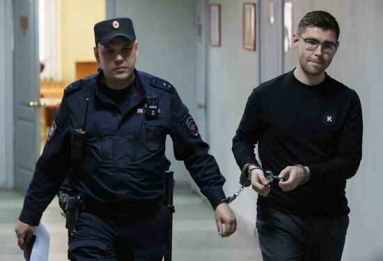 Заседание суда по делу редактора URA.RU Д. Аллаярова