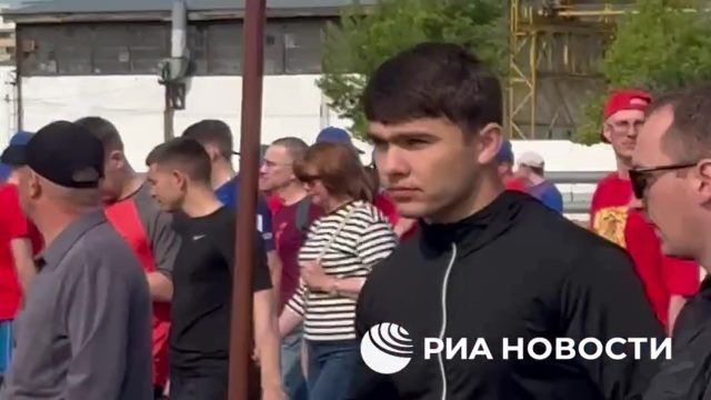 Массовый забег по действующей взлетно-посадочной полосе аэродрома в Тюмени
