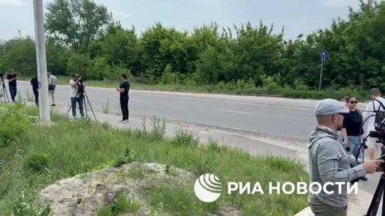 Осмотр рефрижераторов с телами солдат ВСУ иностранными журналистами в Брянской области