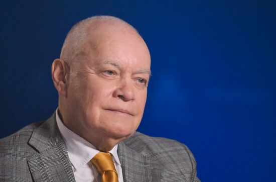 Интервью первого зампреда правительства РФ Д. Мантурова гендиректору медиагруппы "Россия сегодня" Д. Киселеву