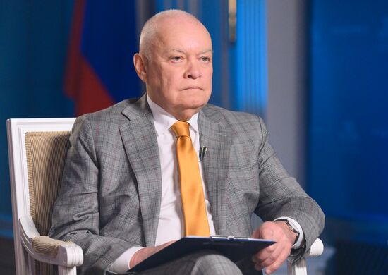 Интервью первого зампреда правительства РФ Д. Мантурова гендиректору медиагруппы "Россия сегодня" Д. Киселеву