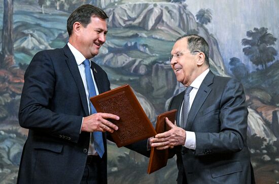 Встреча глав МИД РФ С. Лаврова и МИД Белоруссии М. Рыженкова