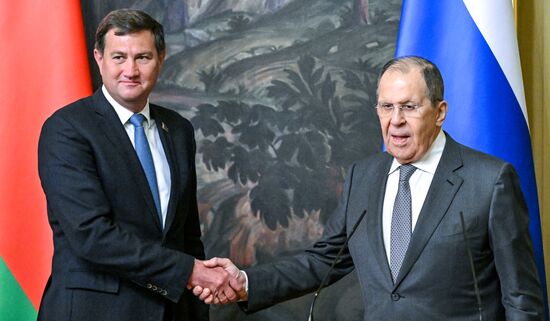 Встреча глав МИД РФ С. Лаврова и МИД Белоруссии М. Рыженкова