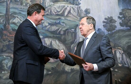 Встреча глав МИД РФ С. Лаврова и МИД Белоруссии М. Рыженкова