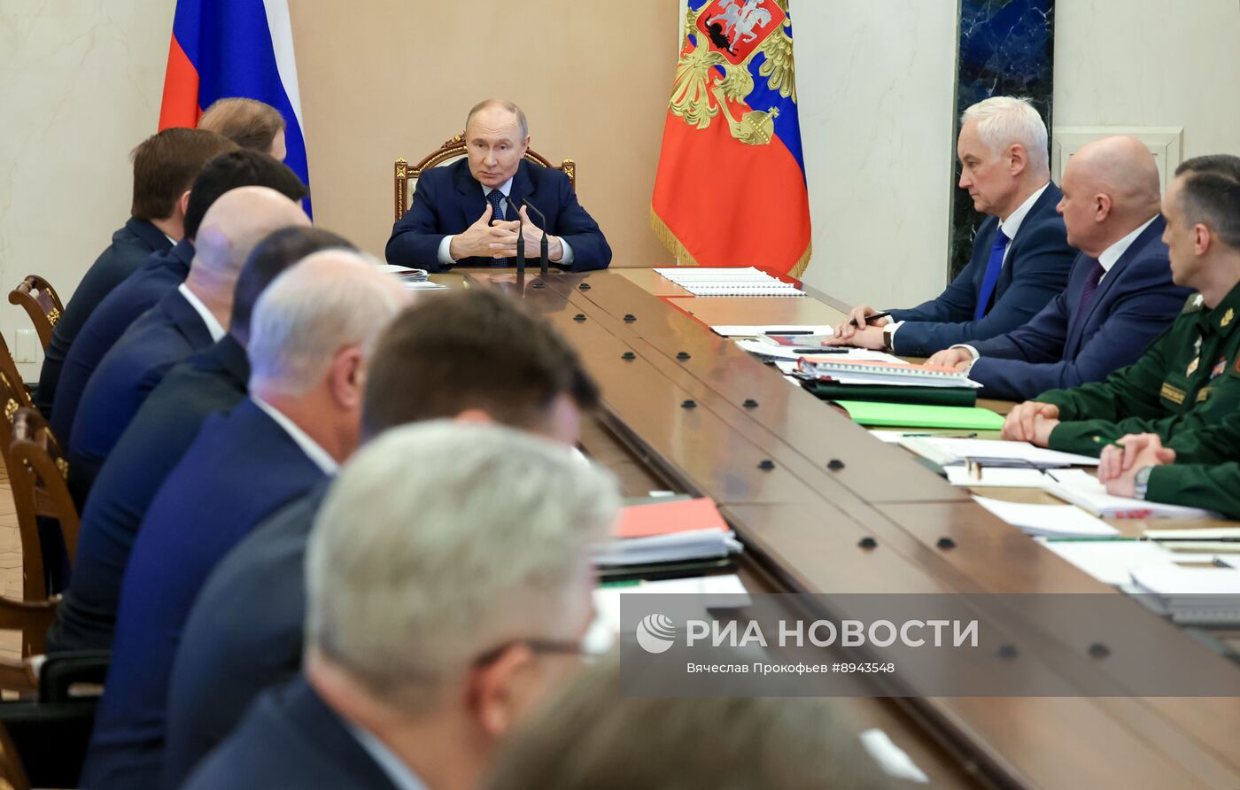Президент Владимир Путин провел совещание по рассмотрению основных параметров проекта государственной программы вооружения