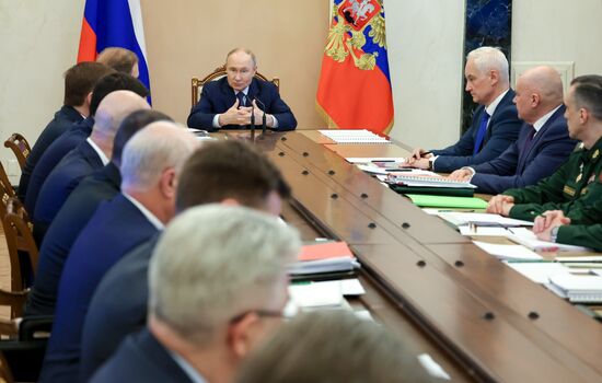 Президент Владимир Путин провел совещание по рассмотрению основных параметров проекта государственной программы вооружения