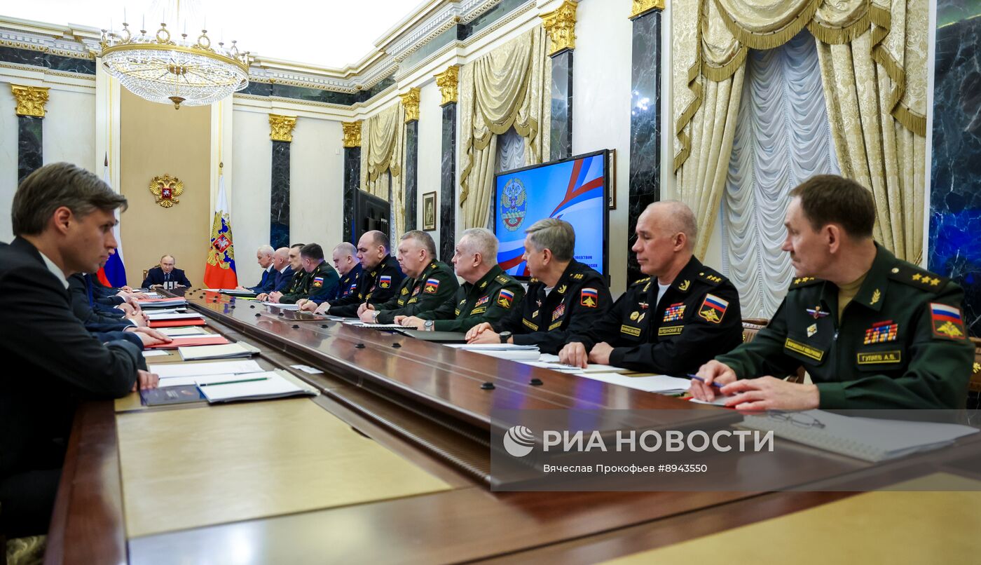 Президент Владимир Путин провел совещание по рассмотрению основных параметров проекта государственной программы вооружения
