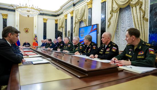 Президент Владимир Путин провел совещание по рассмотрению основных параметров проекта государственной программы вооружения