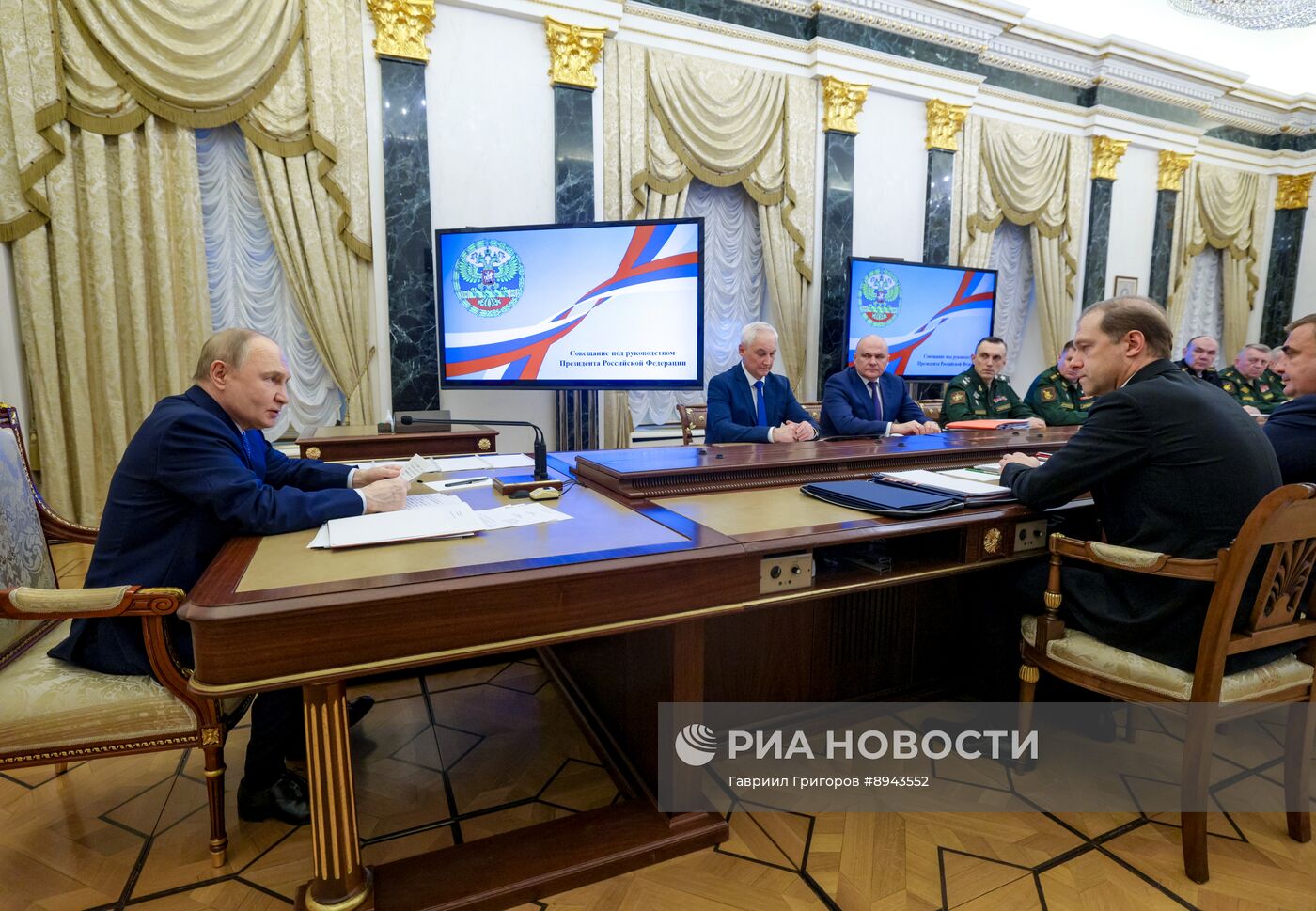 Президент Владимир Путин провел совещание по рассмотрению основных параметров проекта государственной программы вооружения