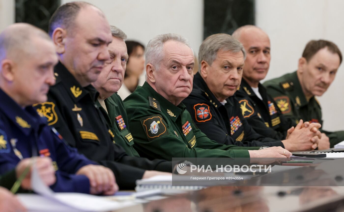 Президент Владимир Путин провел совещание по рассмотрению основных параметров проекта государственной программы вооружения