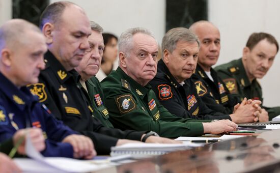 Президент Владимир Путин провел совещание по рассмотрению основных параметров проекта государственной программы вооружения