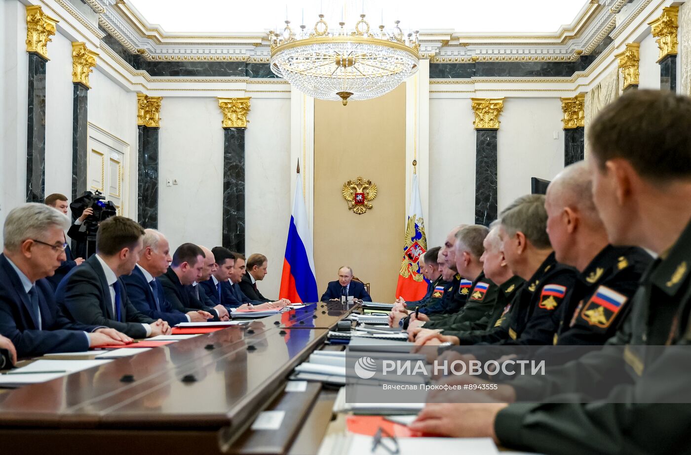 Президент Владимир Путин провел совещание по рассмотрению основных параметров проекта государственной программы вооружения