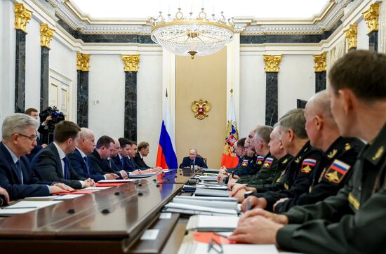 Президент Владимир Путин провел совещание по рассмотрению основных параметров проекта государственной программы вооружения