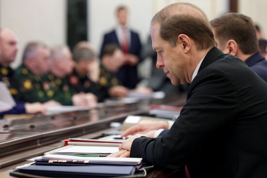 Президент Владимир Путин провел совещание по рассмотрению основных параметров проекта государственной программы вооружения