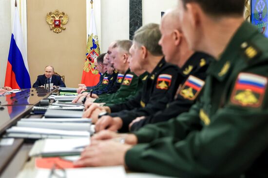 Президент Владимир Путин провел совещание по рассмотрению основных параметров проекта государственной программы вооружения