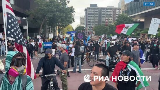 Протестующие в Лос-Анджелесе продолжают демонстрацию несмотря на разгон полицией