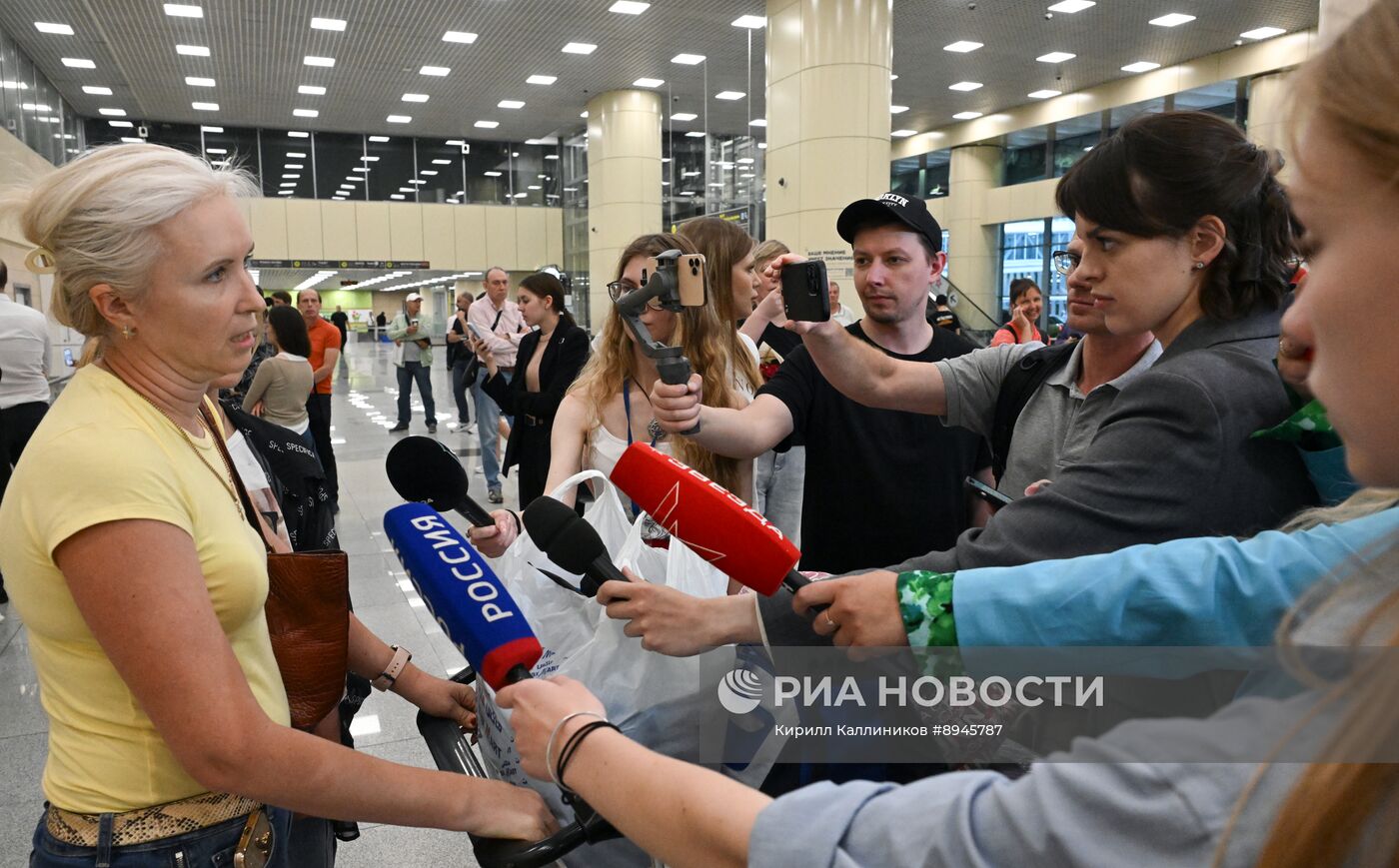 Самолет с туристами, задержавшимися в ОАЭ, приземлился в Москве