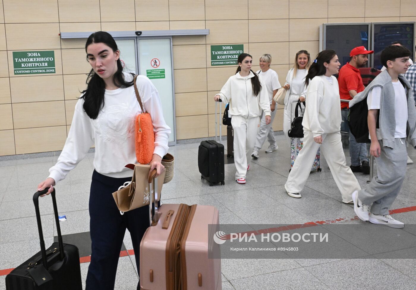 Самолет с туристами, задержавшимися в ОАЭ, приземлился в Москве