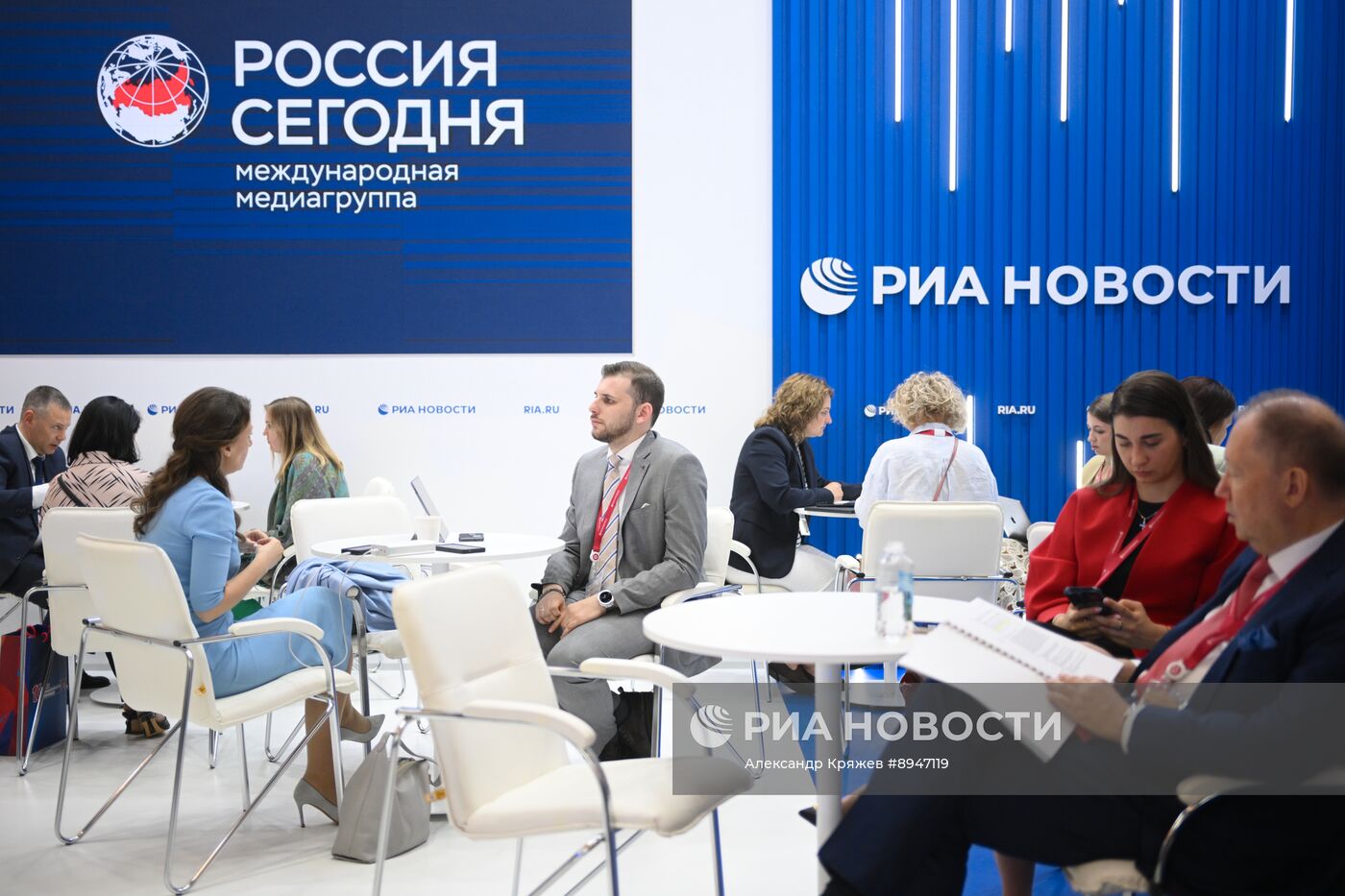 ПМЭФ-2025. Стенд РИА Новости и студия радио Sputnik