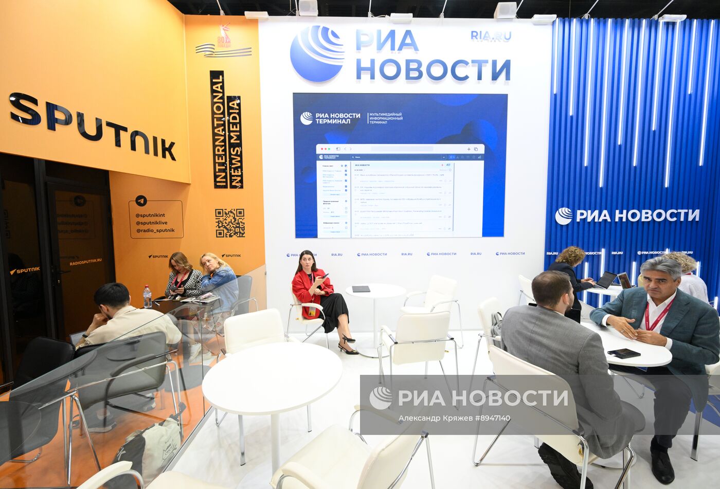 ПМЭФ-2025. Стенд РИА Новости и студия радио Sputnik