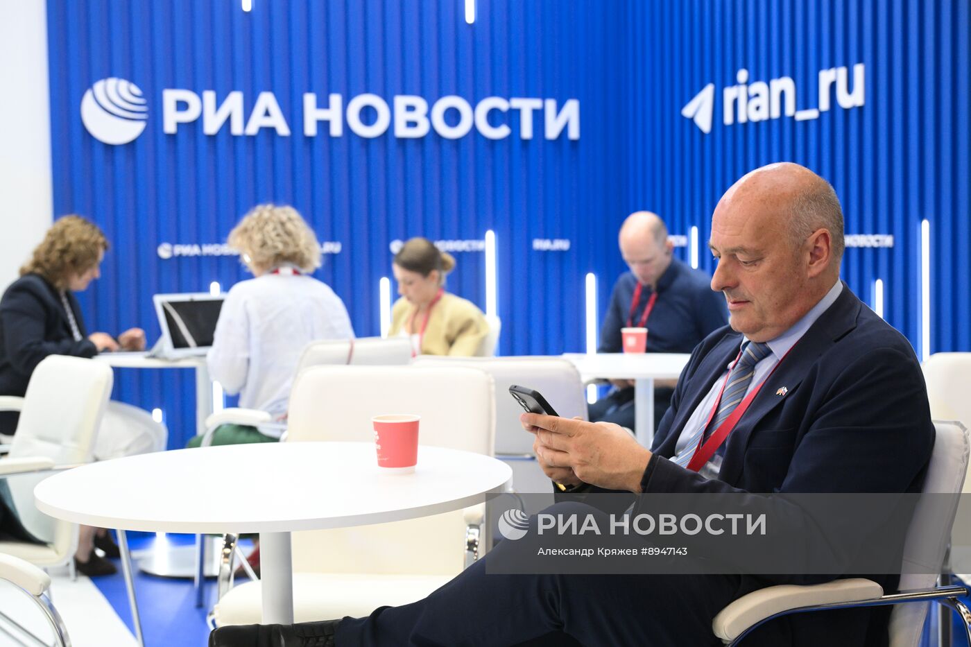 ПМЭФ-2025. Стенд РИА Новости и студия радио Sputnik