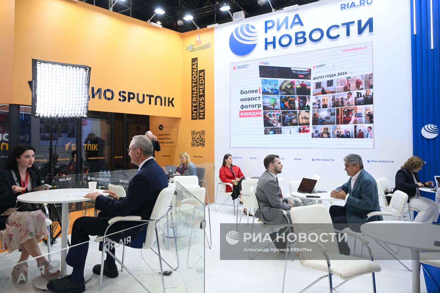 ПМЭФ-2025. Стенд РИА Новости и студия радио Sputnik