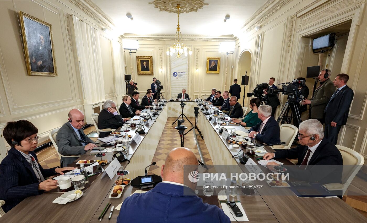 Президент Владимир Путин встретился с руководителями международных информационных агентств