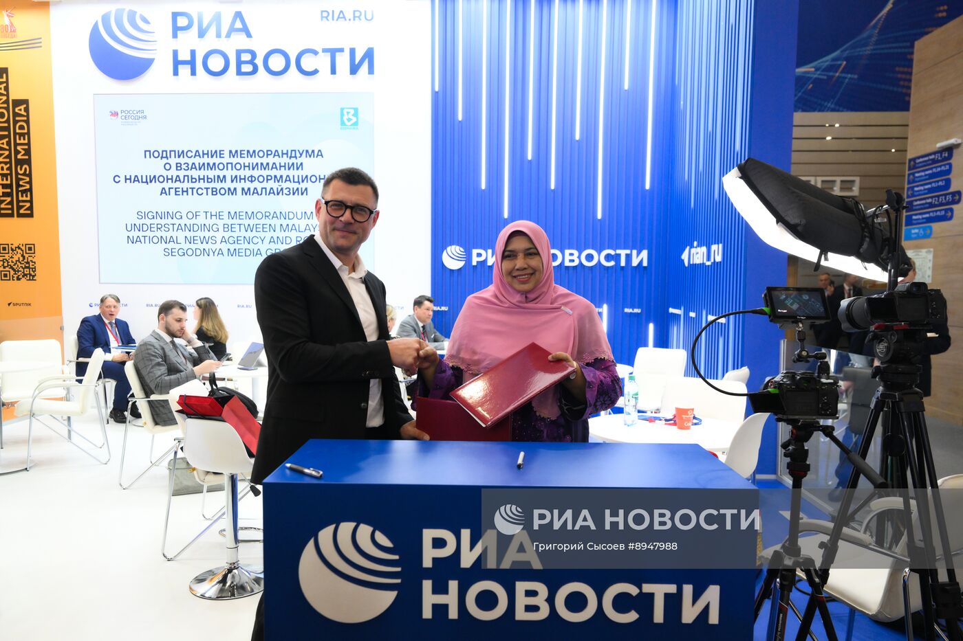 ПМЭФ-2025. Стенд РИА Новости и студия радио Sputnik