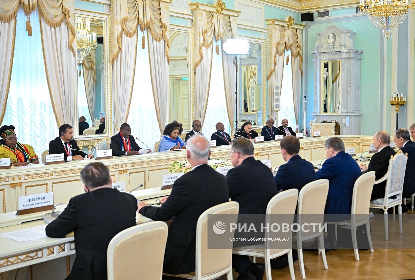 Президент Владимир Путин встретился с вице-президентом ЮАР Полом Машатиле