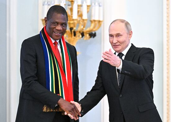 Президент Владимир Путин встретился с вице-президентом ЮАР Полом Машатиле