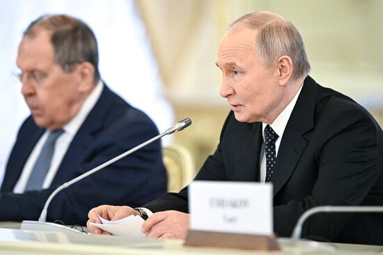 Президент Владимир Путин встретился с вице-президентом ЮАР Полом Машатиле