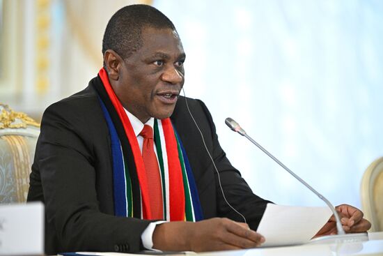 Президент Владимир Путин встретился с вице-президентом ЮАР Полом Машатиле