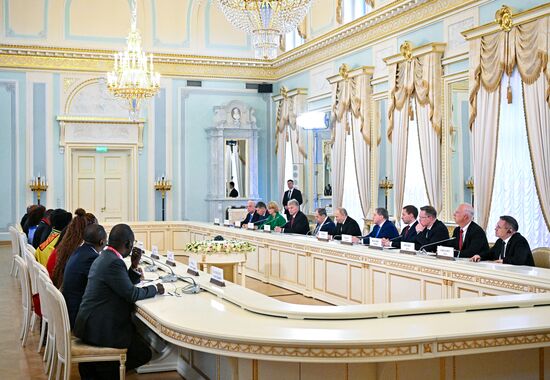 Президент Владимир Путин встретился с вице-президентом ЮАР Полом Машатиле