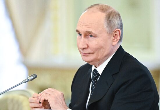 Президент Владимир Путин встретился с вице-президентом ЮАР Полом Машатиле