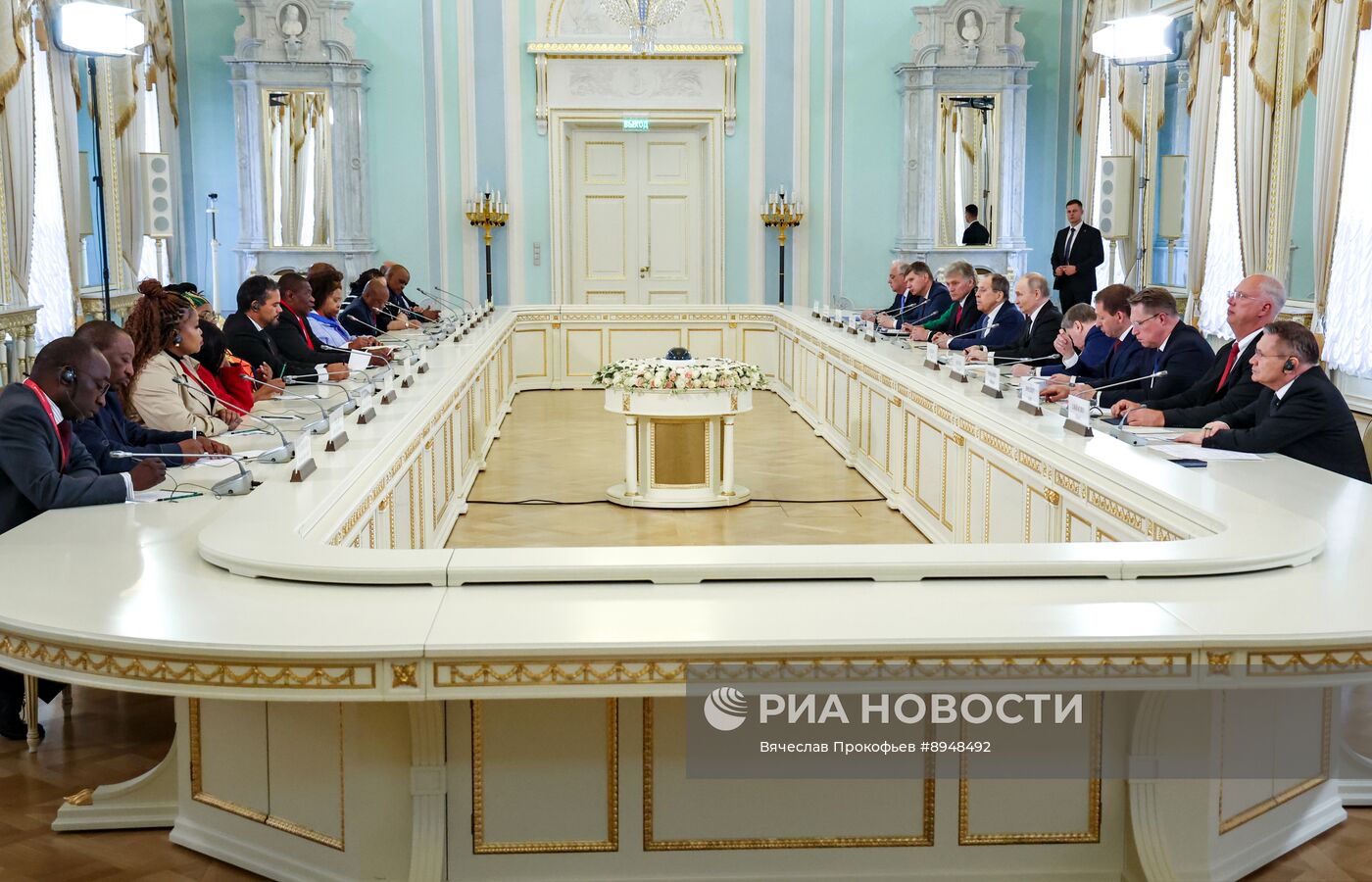 Президент Владимир Путин встретился с вице-президентом ЮАР Полом Машатиле