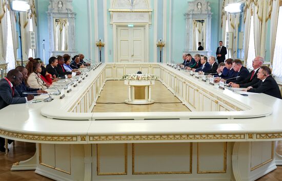 Президент Владимир Путин встретился с вице-президентом ЮАР Полом Машатиле