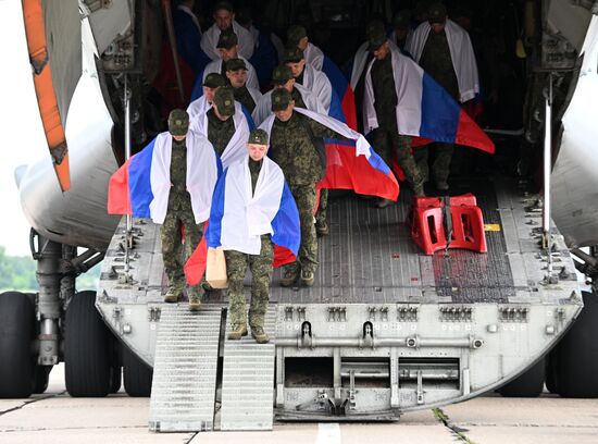 Возвращение российских военных из украинского плена