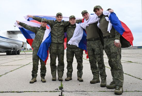 Возвращение российских военных из украинского плена