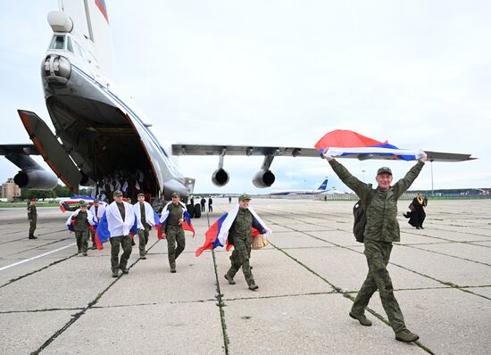 Возвращение российских военных из украинского плена