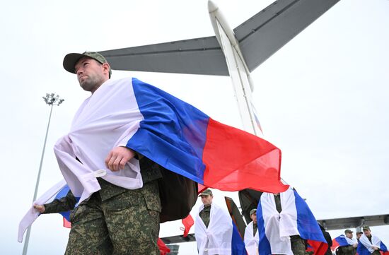 Возвращение российских военных из украинского плена