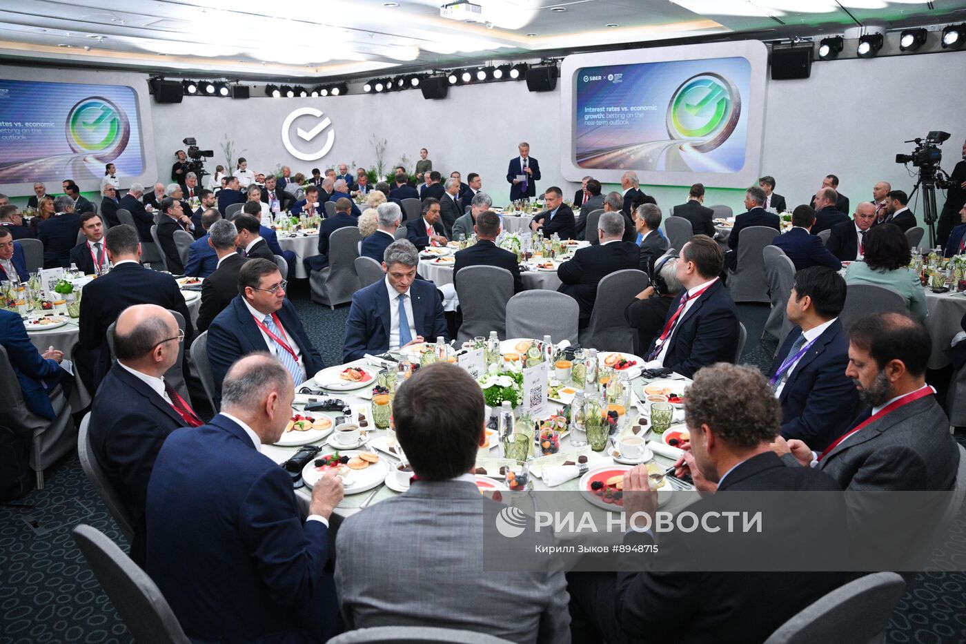 ПМЭФ-2025. Деловой завтрак Сбера "Ставки против роста: каким будет ближайший год?"