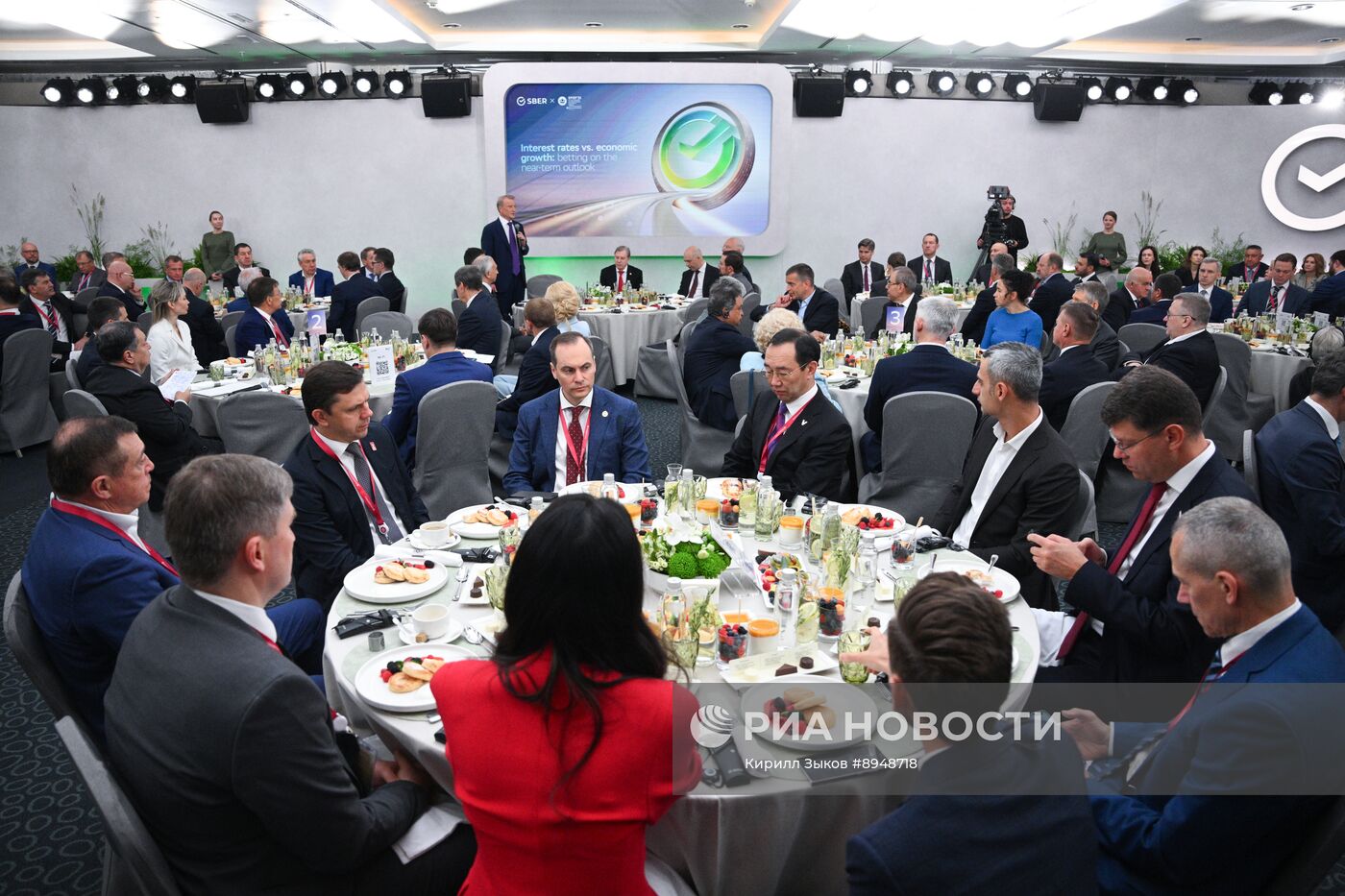 ПМЭФ-2025. Деловой завтрак Сбера "Ставки против роста: каким будет ближайший год?"