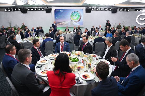 ПМЭФ-2025. Деловой завтрак Сбера "Ставки против роста: каким будет ближайший год?"